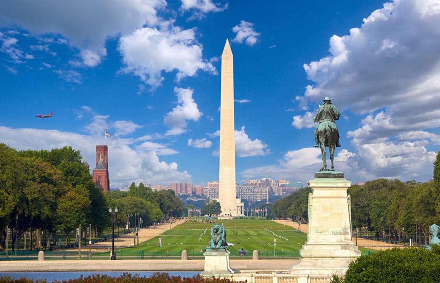 Washington Monument with cherry blossoms